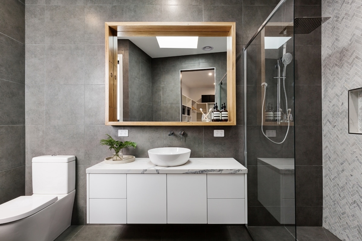 carrelage-dans-une-petite-salle-de-bain Déco salle de bain : des astuces incontournables pour une transformation élégante et pratique