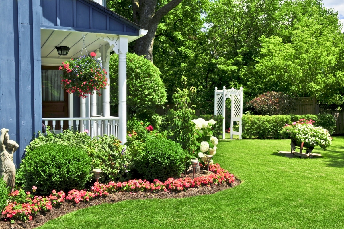 jardin moderne devant la maison