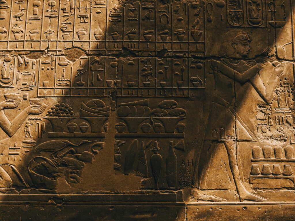 acteurs costumés égyptiens antiques sur un plateau de cinéma français