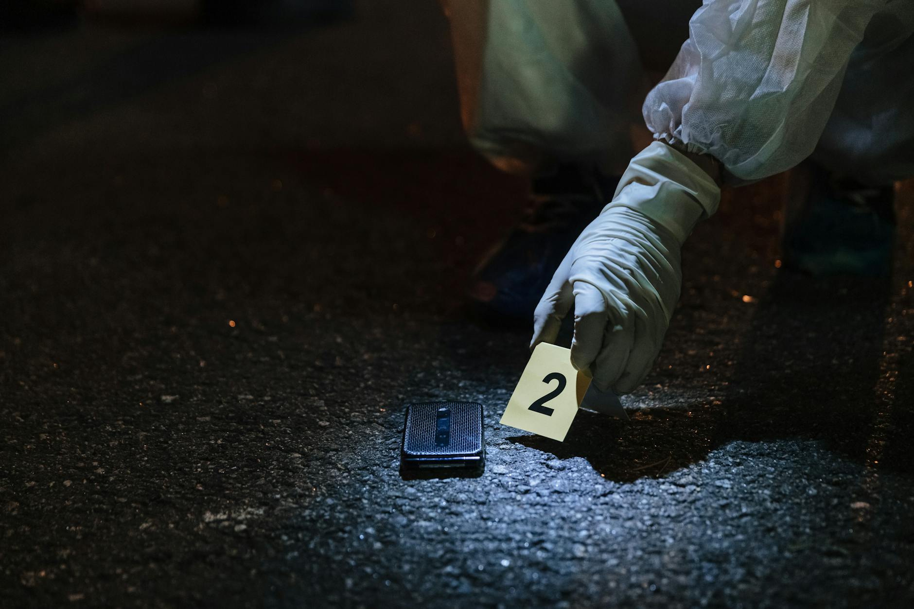 Scène nocturne urbaine sombre évoquant une enquête criminelle non résolue