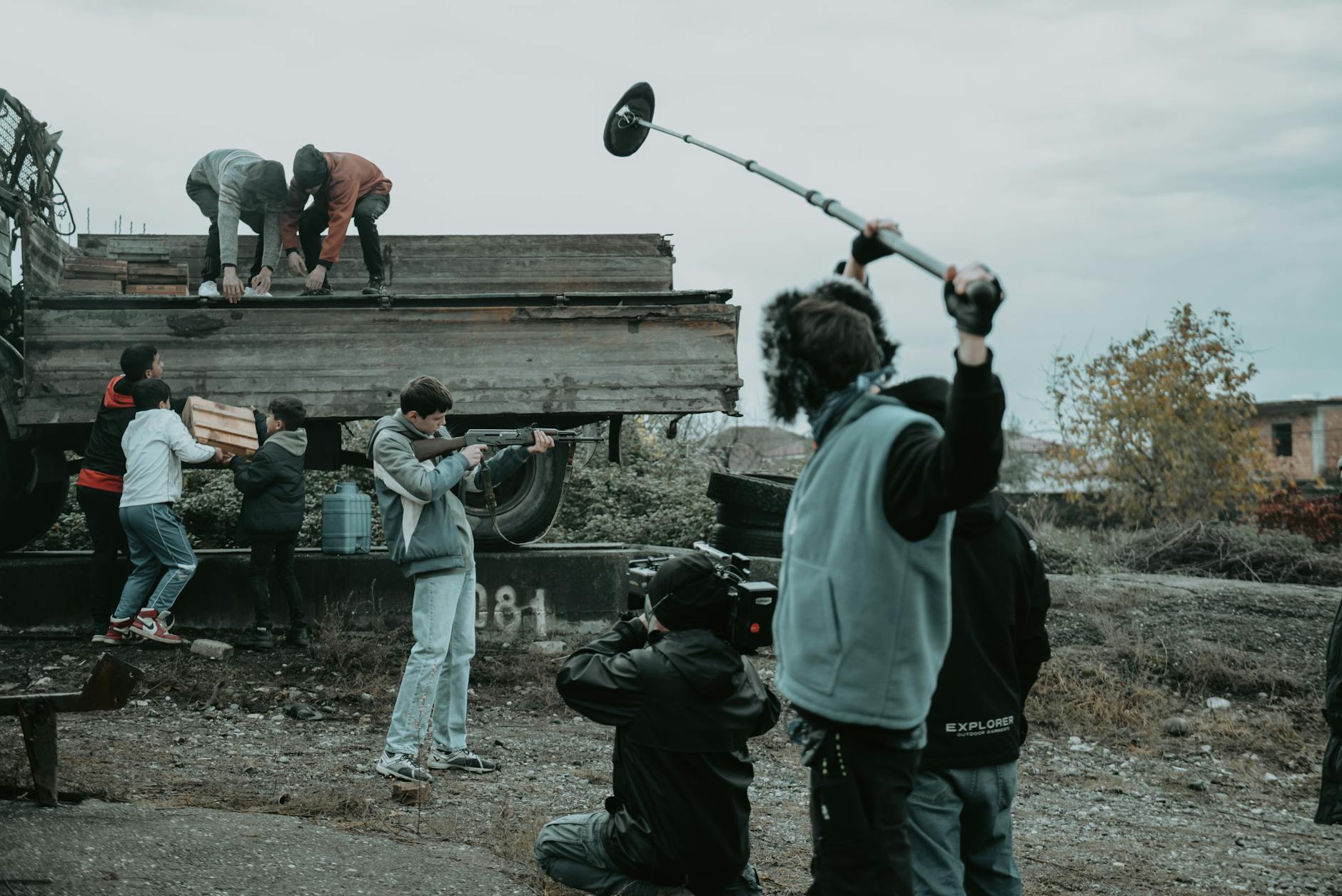 Plateau de tournage d'une série télévisée française avec équipe de production au travail