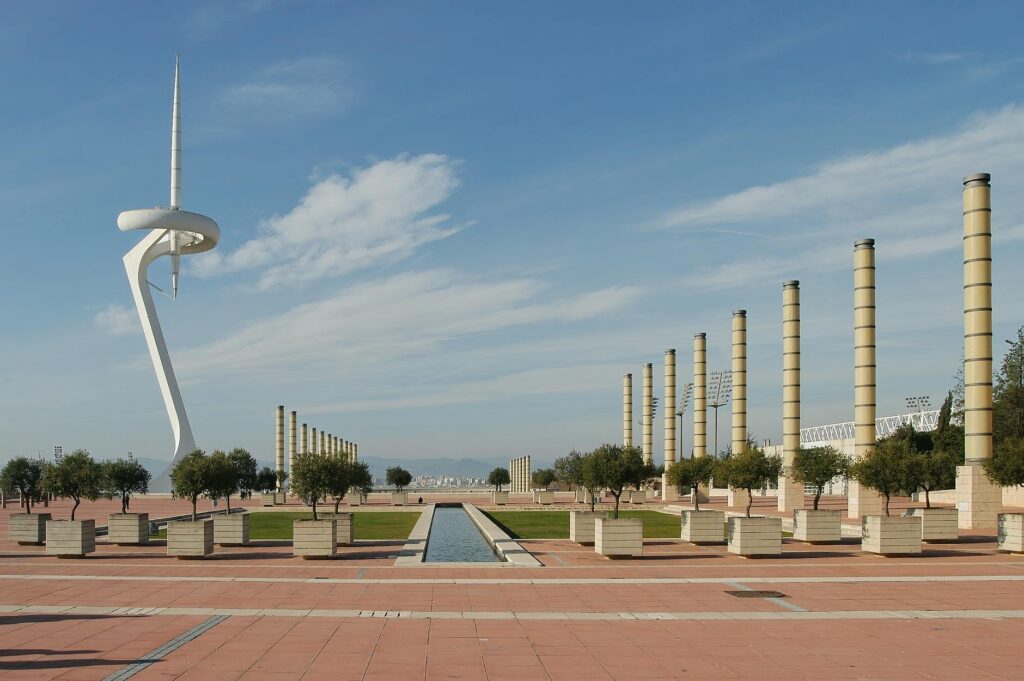 Vue panoramique du stade olympique Lluís Companys sur la colline de Montjuïc à Barcelone
