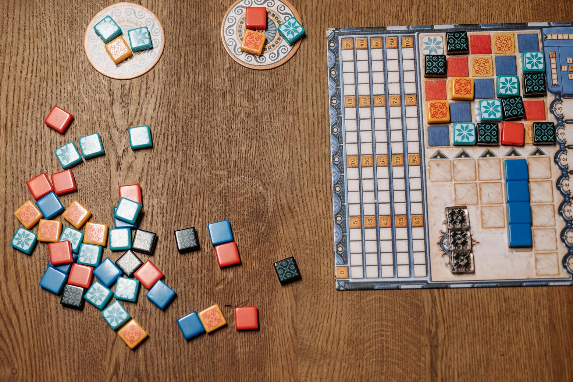 plateau de jeu Trivial Pursuit avec pions colorés et cartes questions posés sur table
