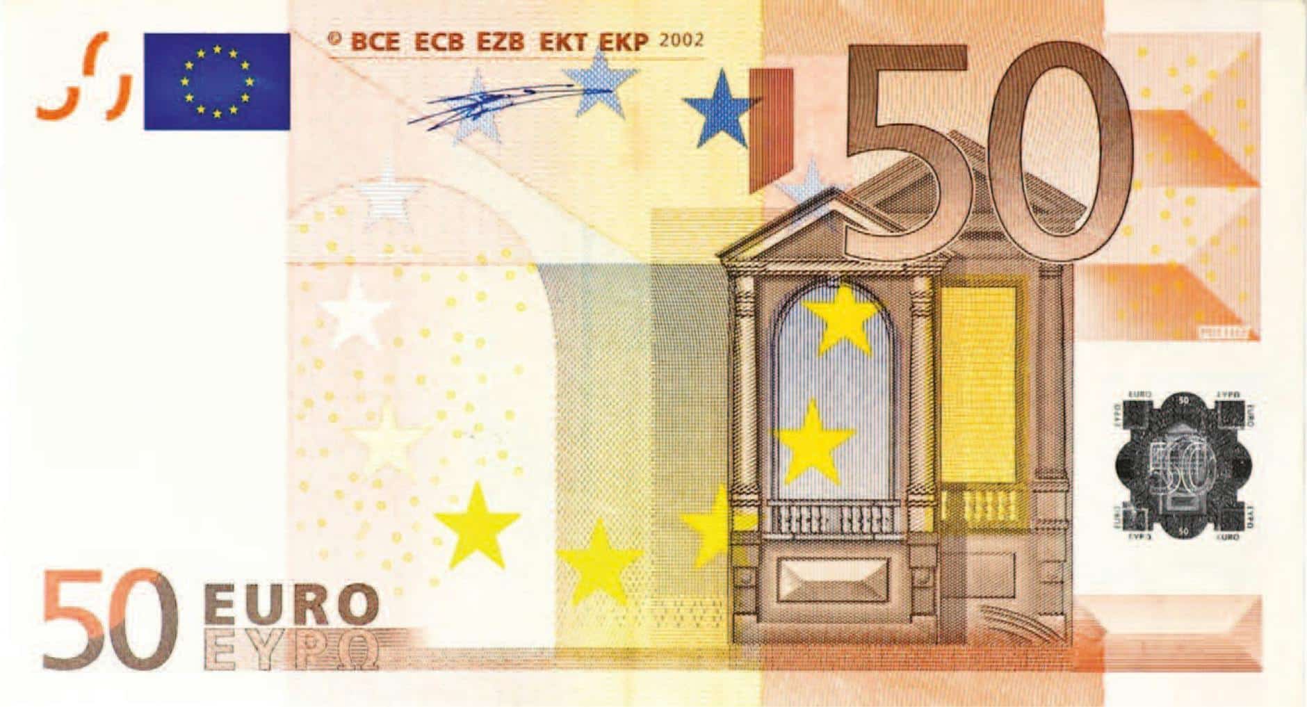 Billet de 50 euros orange tenu entre les doigts, gros plan sur les détails de sécurité