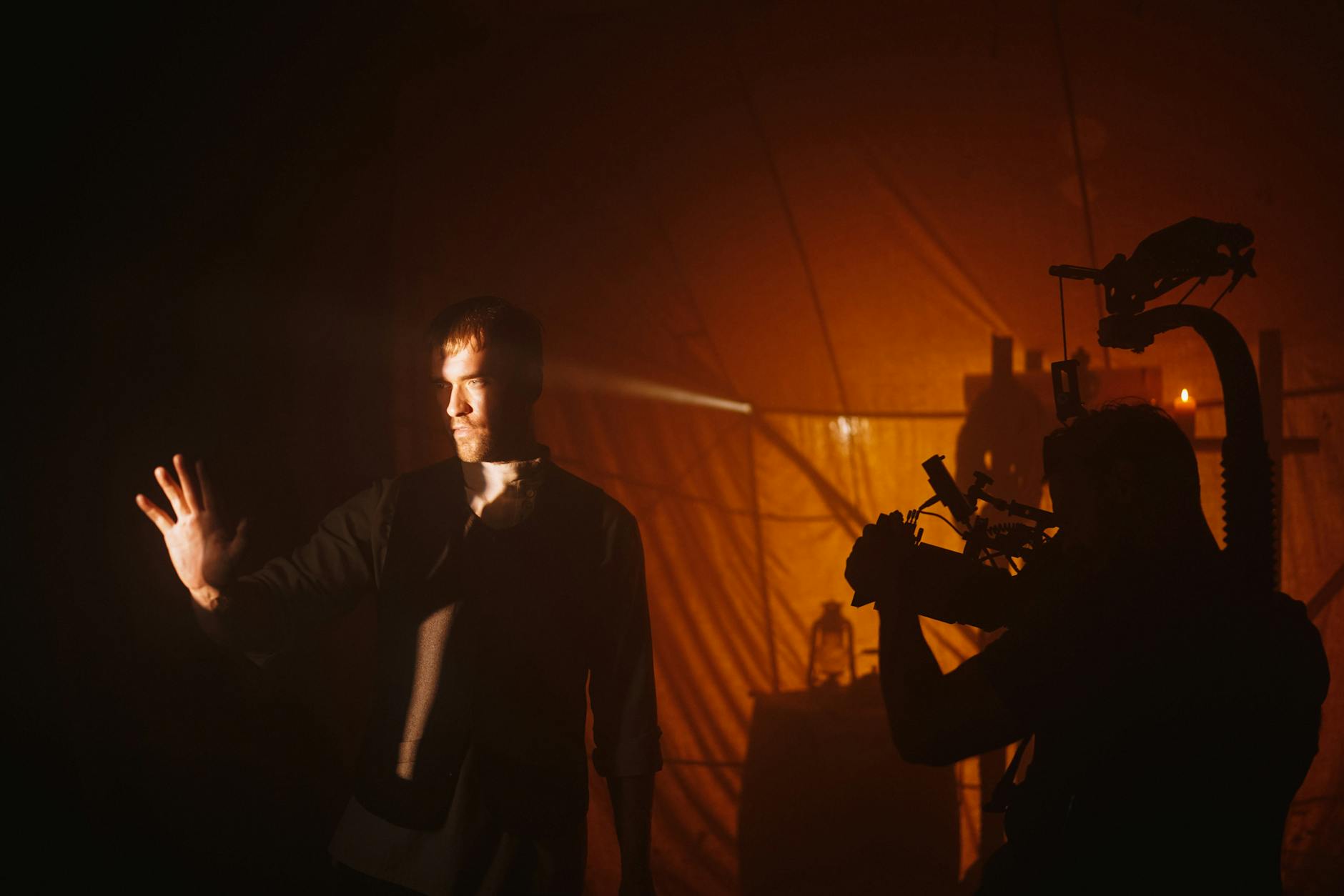 Acteur américain intense sur un plateau de cinéma dramatique en lumière naturelle