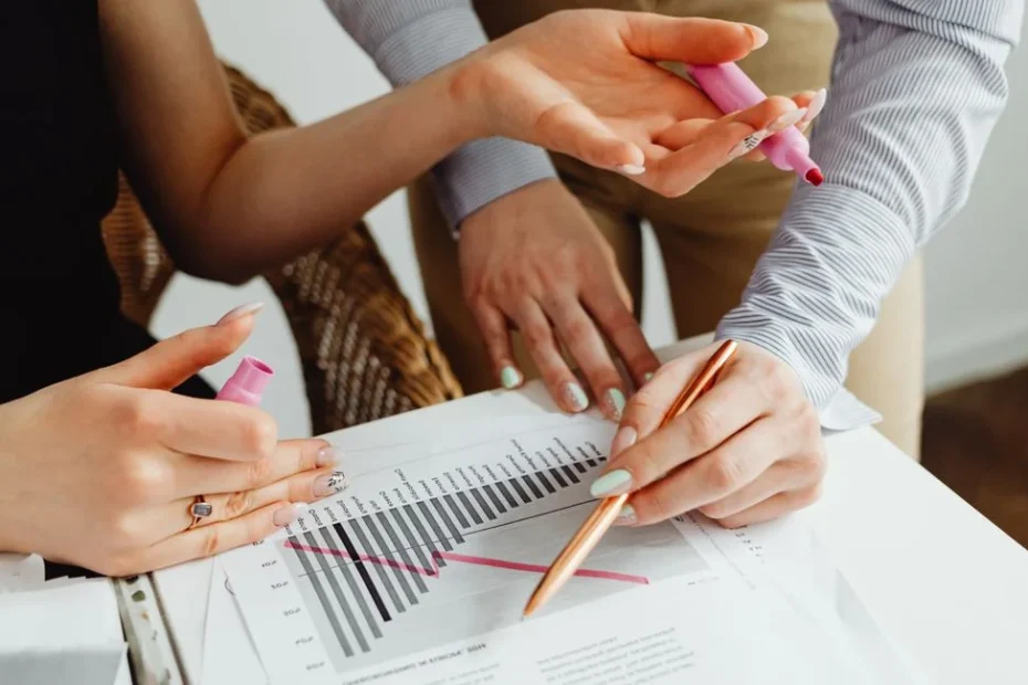 Entrepreneur analysant des tableaux de notoriété de marque sur bureau moderne