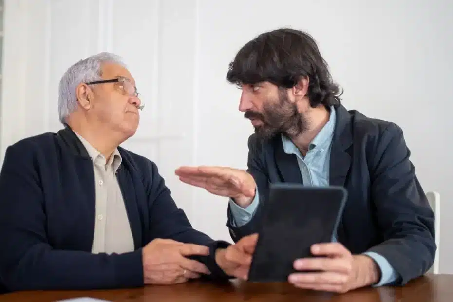 Groupe de seniors discutant de mutuelles à la table d’un café français