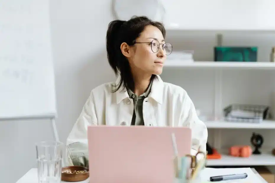 Jeune candidate scrute un écran affichant 8 sites d’emploi en open space