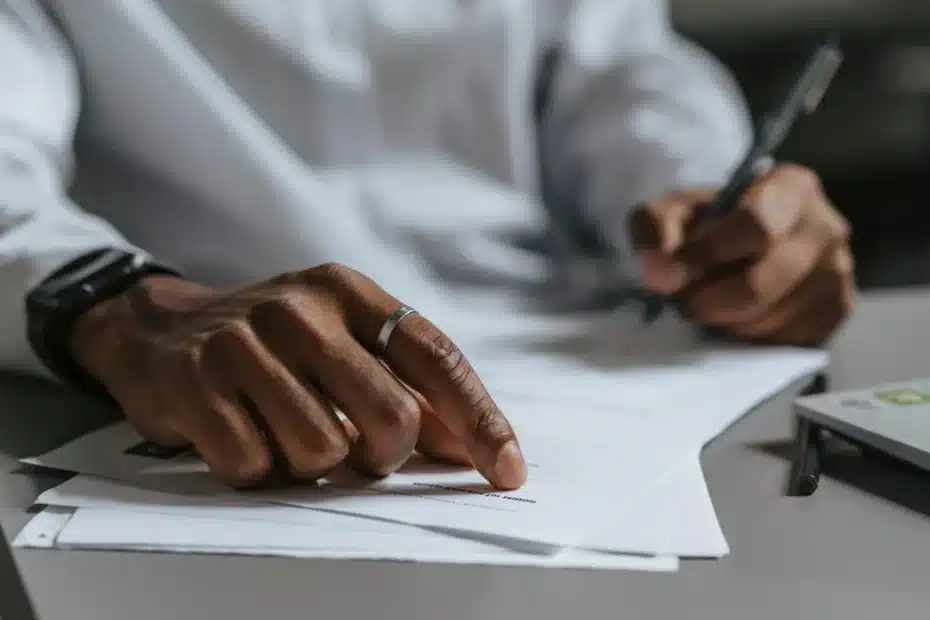 Juriste concentré devant écran, documents et code civil ouverts sur le bureau