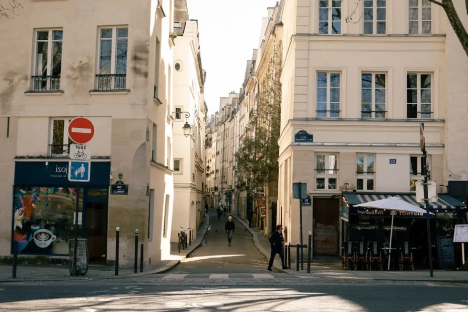 Local commercial baissé, pancarte fermeture immédiate, rue déserte, France