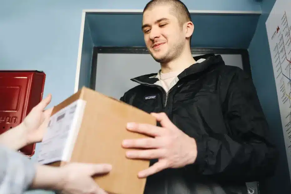 Personne devant consigne Pickup, colis à la main, quartier commerçant urbain