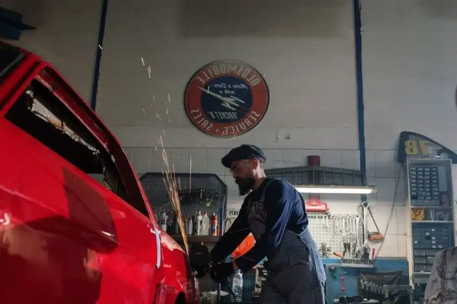 Peter Miles dans un atelier, tenant une archive technique sur Ford GT40