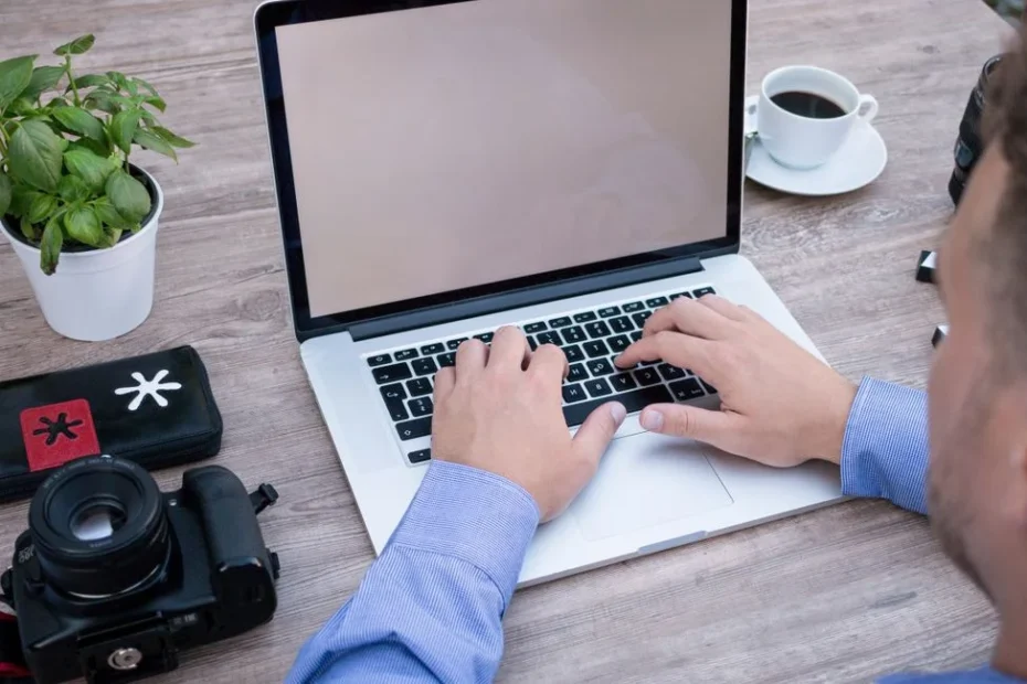 Rédacteur web freelance concentré devant écran avec carnet notes SEO