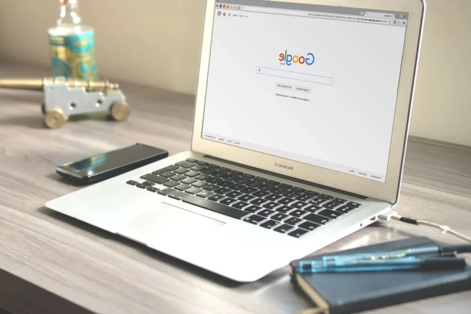 Rédactrice concentrée devant son ordinateur analysant Google Discover