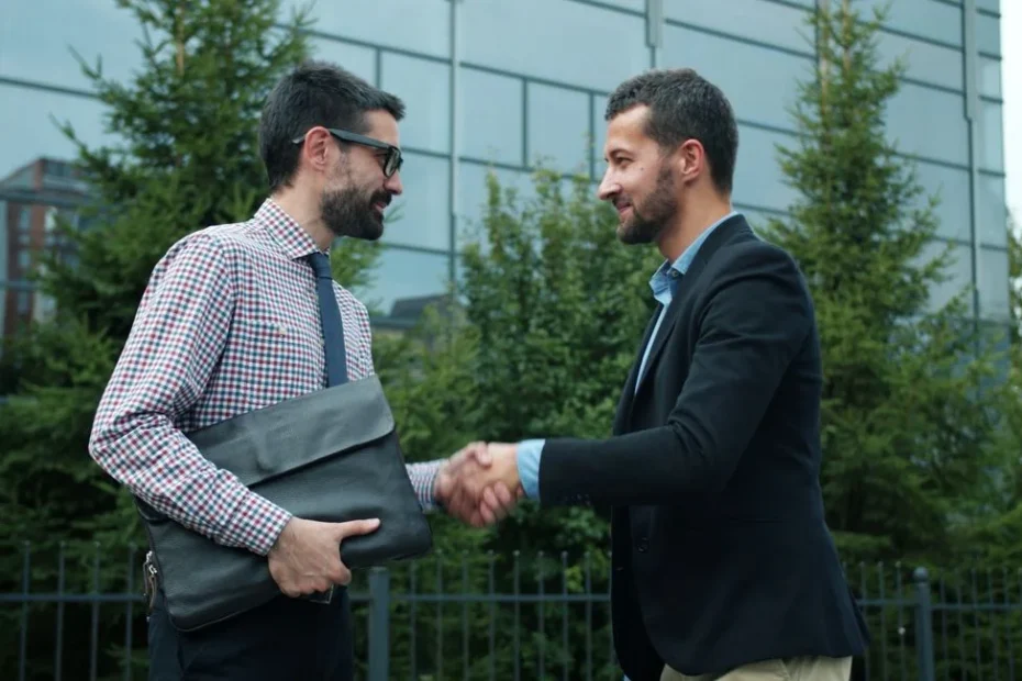 Un vendeur et un marchand de biens signent un contrat de vente devant notaire.