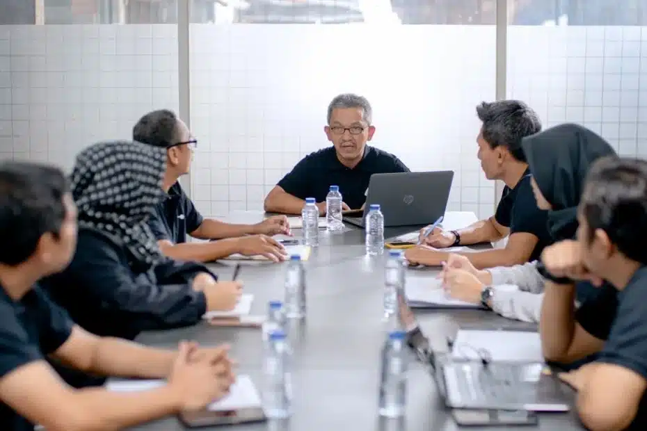 Collègues réunis autour d’une table discutent stratégie collective