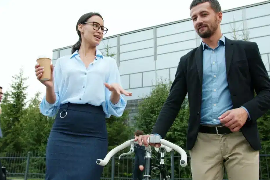 Équipe d’entreprise réunie en extérieur autour d’une activité insolite