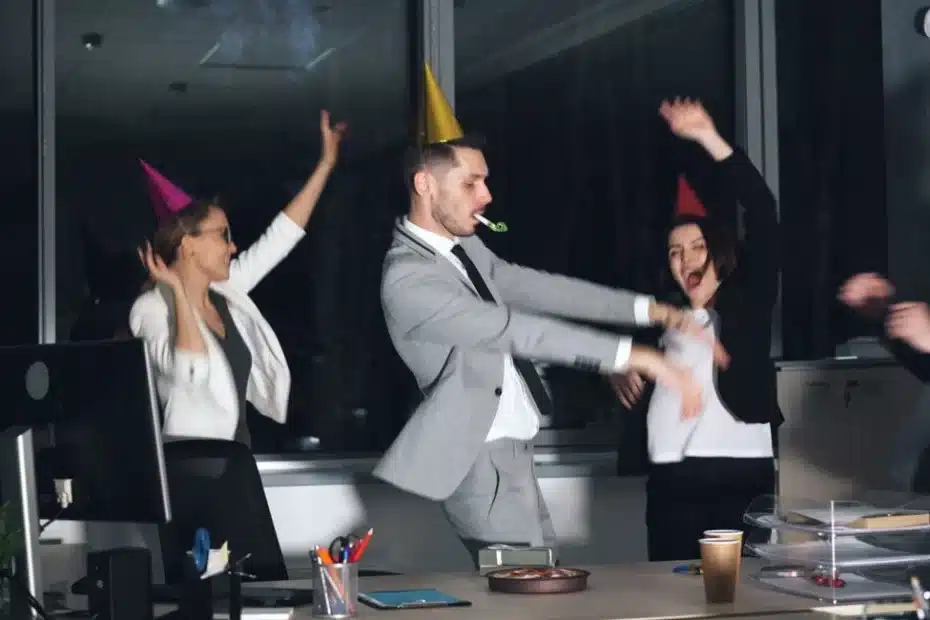 Groupe d’adultes souriants en train de trinquer lors d’une soirée festive d’entreprise