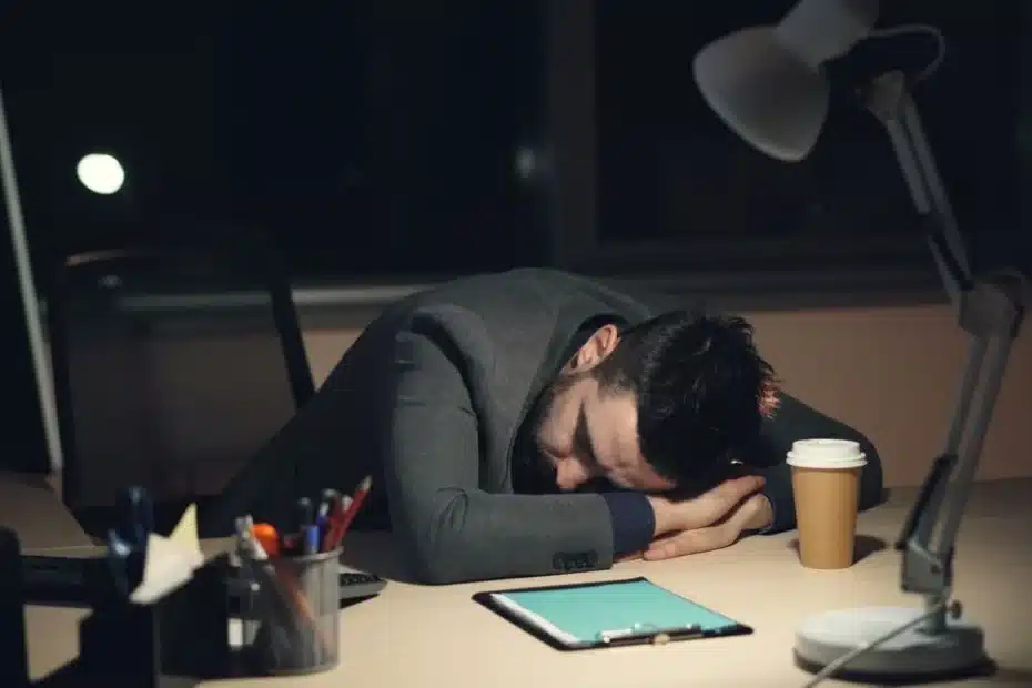 Personne malaxant une balle personnalisée sur un bureau moderne