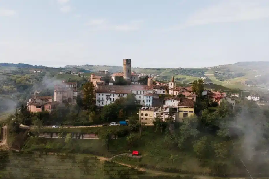 Vue aérienne d’un drone sur un village italien vallonné au soleil